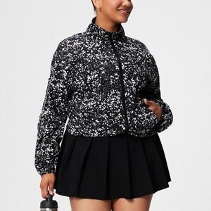 Fabletics oversized flyweight windbreaker black & white. size small. NWT